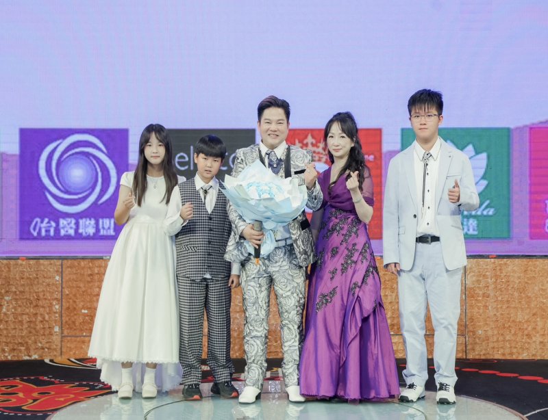 鍾佳亨主席與夫人劉文莉攜三位子女鍾易霖、鍾易錚、鍾易儒,以及榮譽董事長鍾黃福秀全家出席,展現企業家族的凝聚力與公益承擔,為活動增添溫馨與感動。 鍾佳亨主席與夫人劉文莉攜三位子女鍾易霖、鍾易錚、鍾易儒,以及榮譽董事長鍾黃福秀全家出席,展現企業家族的凝聚力與公益承擔,為活動增添溫馨與感動。