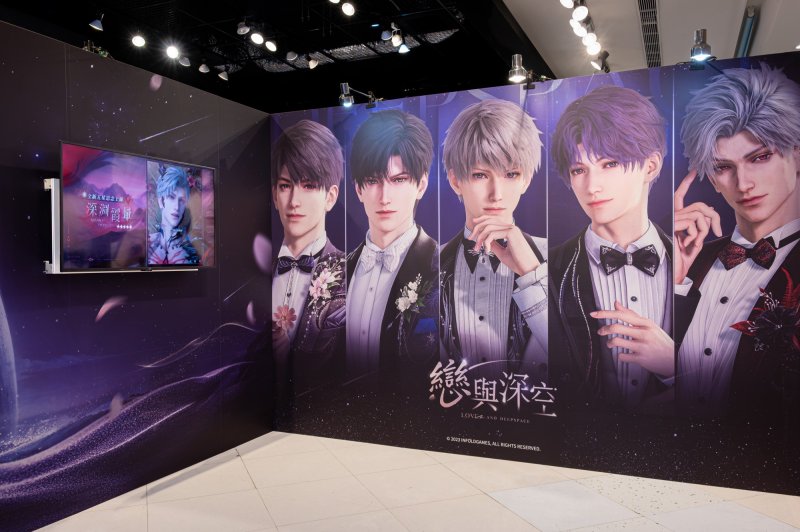 《戀與深空POP-UP STORE》高雄夢時代登場 專屬打卡牆、全員溫感立牌、超可愛貓貓充氣玩偶 降臨高雄