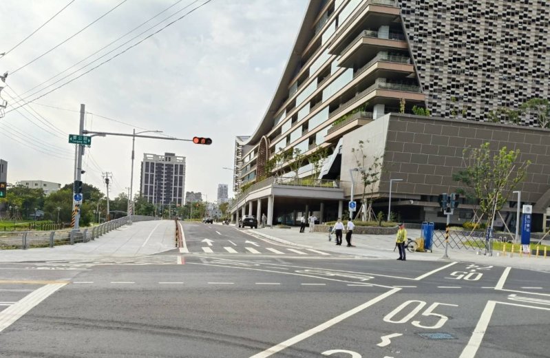 鳳山車站南側曹謹路順利完工通車 打通關鍵路段　改善接送動線　鳳山再現城市新門戶