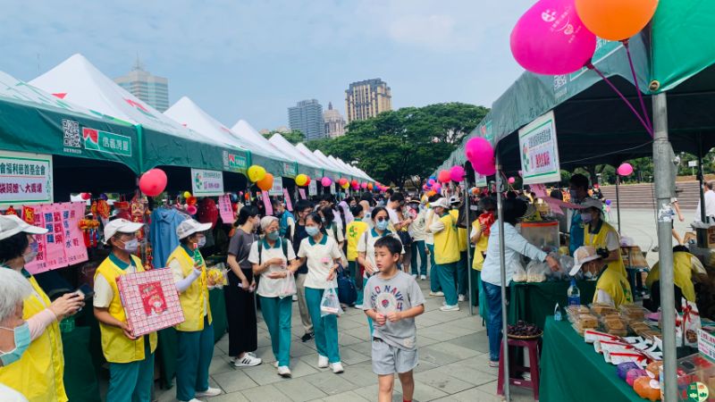 現場非常熱鬧 許多攤位商品修銷售一空 圖/賴昌邦攝 現場非常熱鬧 許多攤位商品修銷售一空 圖/賴昌邦攝