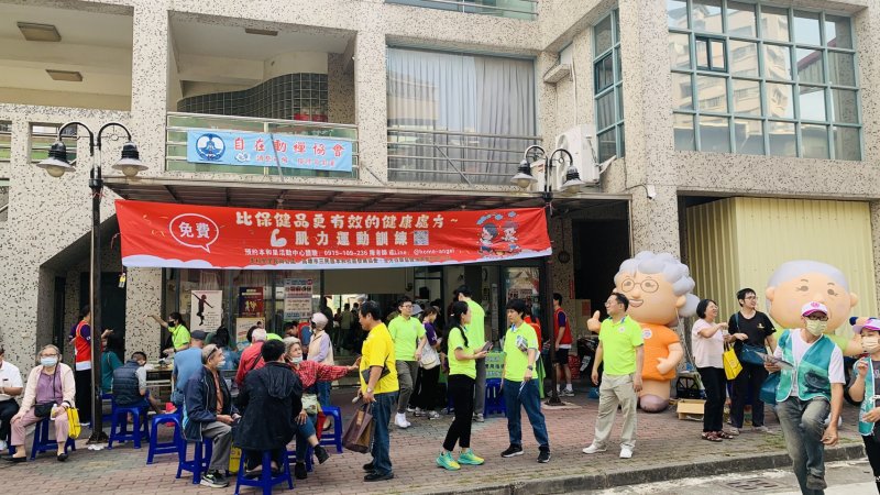 社區健康盛事圓滿落幕 全方位照護學會健康檢測人氣爆棚 榮光快樂非洲鼓隊與銀髮美少女熱力演出 帶動全場歡樂氣氛