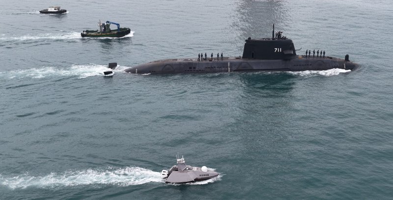 「海鯤軍艦」浮航海試後入塢調校整備