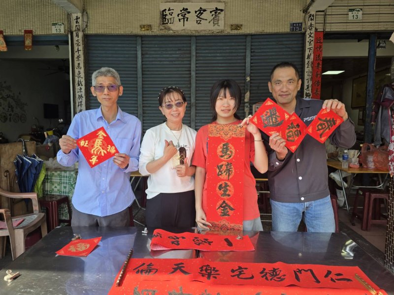  妙善聖堂攜手尚有麵店送春聯做公益　馬年揮毫結緣吸引民眾排隊領取