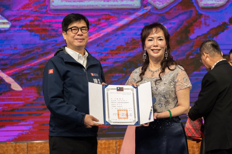 商圈新領航！陳慧玟接任大高雄觀光商圈總會長 陳其邁授證 600人誓師共創榮景