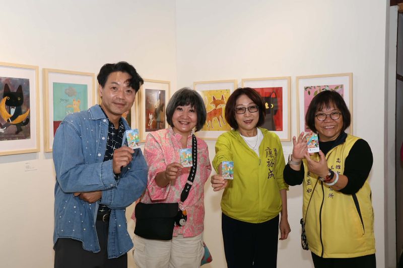 議長大力支持馬里斯創作,開心展示謝里長於元旦創作的悠遊卡(右二為議長-康裕成;右一為三民區長-陳昱如) 議長大力支持馬里斯創作,開心展示謝里長於元旦創作的悠遊卡(右二為議長-康裕成;右一為三民區長-陳昱如)