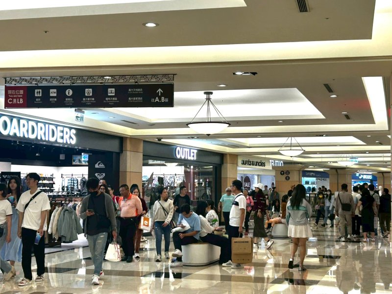 北雨南晴助攻  義大世界初一人潮爆滿 Outlet購物廣場、遊樂世界雙場域買氣齊揚