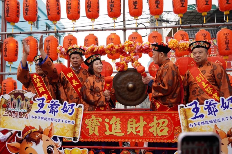 春節初四屏東熱博人潮湧現 周春米縣長發送紅包與平安米添好運