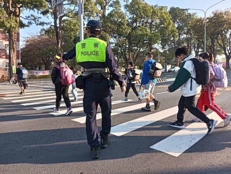 楠梓人口逆成長   楠警開學日維護學童安全》