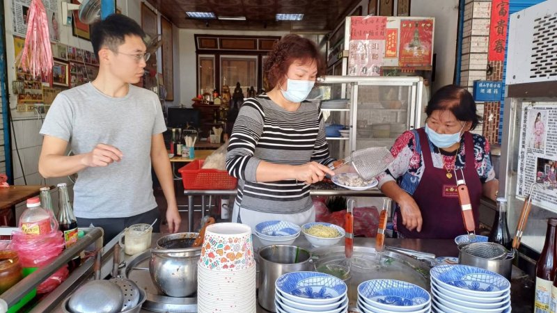 孔鏘走訪旗美力推在地美食　尚有麵店30年古早味飄香