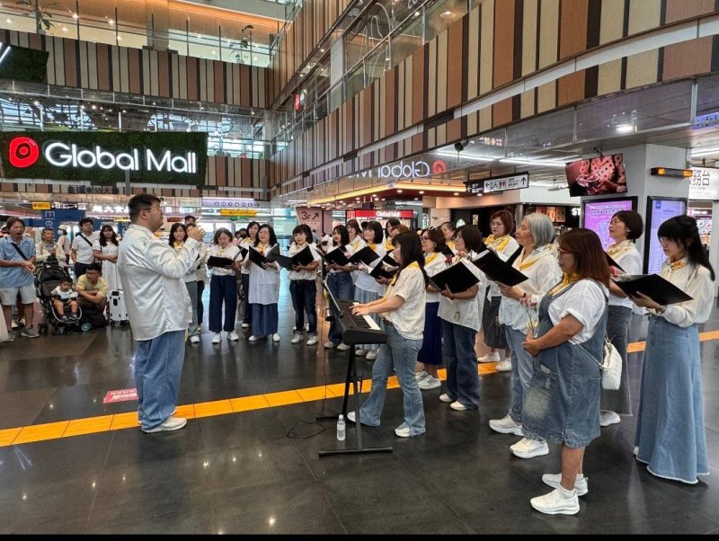 歌聲溫暖臺鐵新左營站 「高雄室內金色女聲合唱團」母親節快閃獻祝福