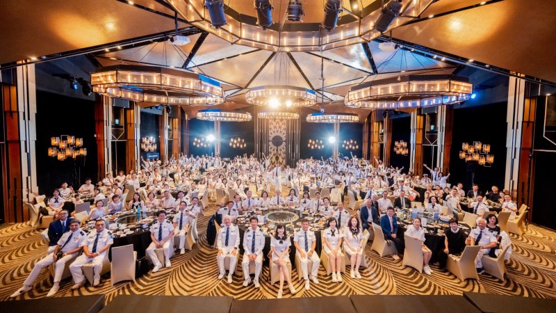 國際扶輪帆艇聯誼會IYFR Taiwan首次大規模串連全台艦隊，250名司令、艇員與貴賓齊聚高雄，結合港灣航行、組織交接與無塑海洋理念，展現台灣海洋城市能量。