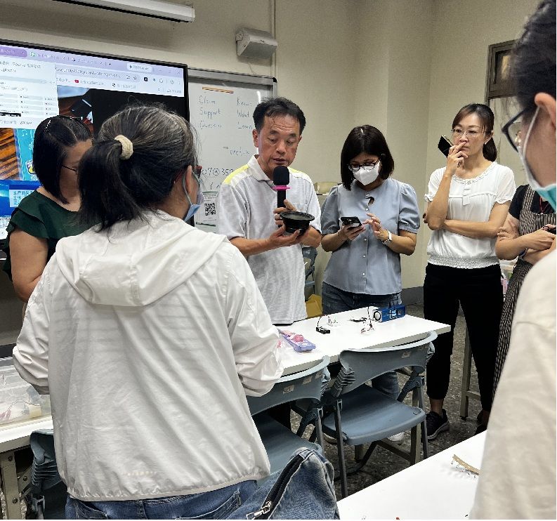 參與科普研習的教師熱烈討論音樂棒棒糖。 參與科普研習的教師熱烈討論音樂棒棒糖。