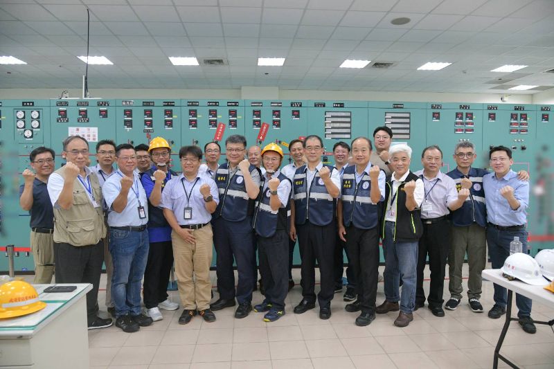 台電高雄楠梓「雄積三、四線」完工送電,台電公司董事長曾文生、總經理郭天合與團隊成員見證歷史一刻。 台電高雄楠梓「雄積三、四線」完工送電,台電公司董事長曾文生、總經理郭天合與團隊成員見證歷史一刻。