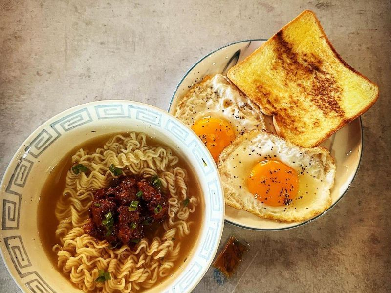 西多士提供花生、阿華田與黃金流沙口味,融合香港茶餐廳特色與台中在地消費者喜好(圖/業者提供) 西多士提供花生、阿華田與黃金流沙口味,融合香港茶餐廳特色與台中在地消費者喜好(圖/業者提供)
