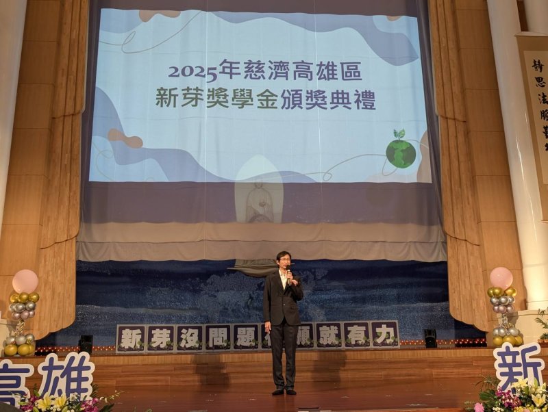 高雄市教育局張紋誠專門委員代表市府勉勵學子