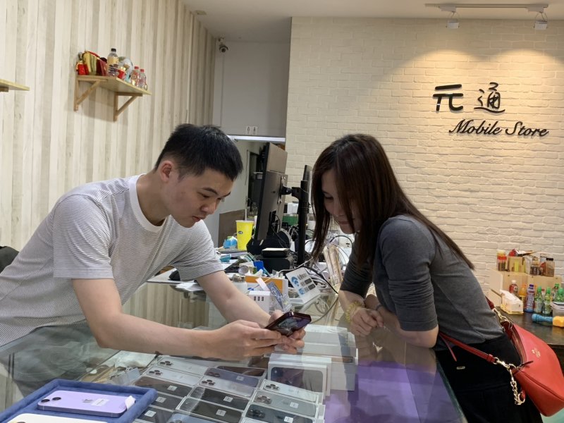 店內老闆與顧客互動情形 店內老闆與顧客互動情形