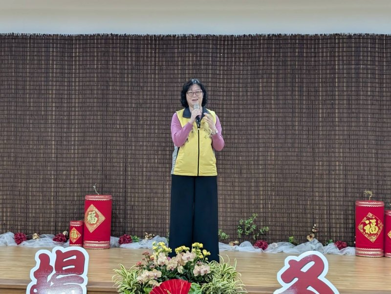 高雄市民政局吳淑惠副局長受邀於歲末圍爐致詞,表達對慈濟人的深深感恩之意。副局長分享,在許多需要幫助的地方,總能看見慈濟人溫暖守護的身影,這份長情陪伴讓鄉親在寒冬中倍感溫馨。 圖 /鄭楊慶 高雄市民政局吳淑惠副局長受邀於歲末圍爐致詞,表達對慈濟人的深深感恩之意。副局長分享,在許多需要幫助的地方,總能看見慈濟人溫暖守護的身影,這份長情陪伴讓鄉親在寒冬中倍感溫馨。 圖 /鄭楊慶