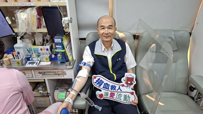台電南區施工處副處長黃添輝今(11)日親自參與愛心捐血活動,率先捐出熱血。他表示,希望透過主管帶頭參與,鼓勵更多同仁與社會大眾加入捐血行列,為醫療量能盡一份心力 台電南區施工處副處長黃添輝今(11)日親自參與愛心捐血活動,率先捐出熱血。他表示,希望透過主管帶頭參與,鼓勵更多同仁與社會大眾加入捐血行列,為醫療量能盡一份心力
