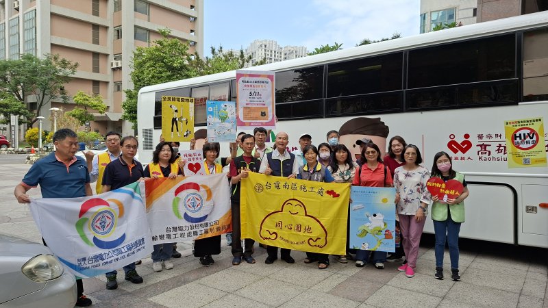 圖為副處長(黃添輝,左六)與東寧里里長(蘇吳錦秀,左七)及現場工作人員共同合影 圖為副處長(黃添輝,左六)與東寧里里長(蘇吳錦秀,左七)及現場工作人員共同合影