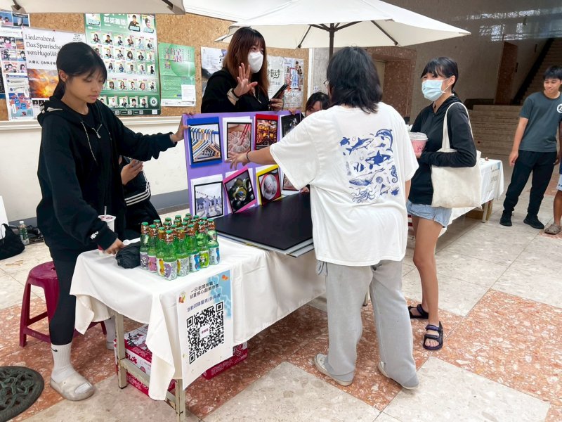創意市集現場結合時下流行的「MBTI人格特質大調查」互動看板,吸引眾多外籍生與本地學生駐足。 創意市集現場結合時下流行的「MBTI人格特質大調查」互動看板,吸引眾多外籍生與本地學生駐足。