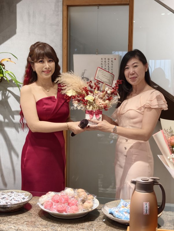 任怡潔更親自為本次個展創作同名歌曲《浮花夢影》