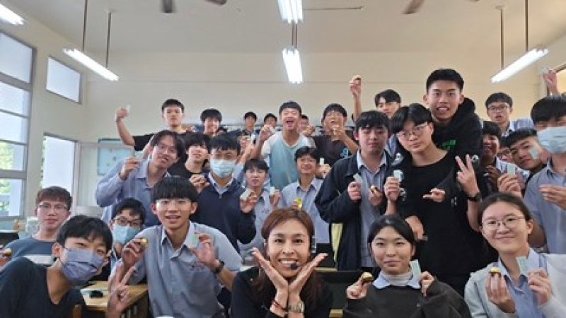 市立臺中高工林佳欣組長(下排中) 市立臺中高工林佳欣組長(下排中)