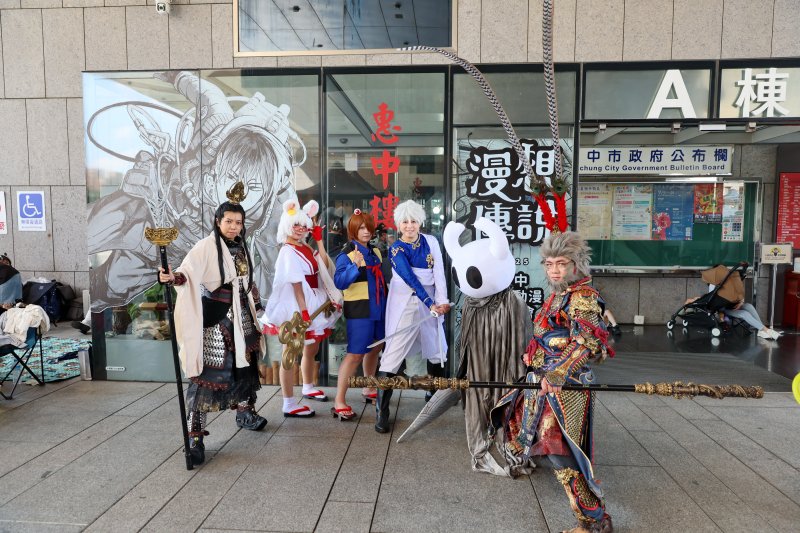 「台中國際動漫博覽會」展場內隨處可見 Coser 專業展現角色風采,吸引漫迷爭相合影,為活動注入滿滿的熱情與視覺驚喜 「台中國際動漫博覽會」展場內隨處可見 Coser 專業展現角色風采,吸引漫迷爭相合影,為活動注入滿滿的熱情與視覺驚喜
