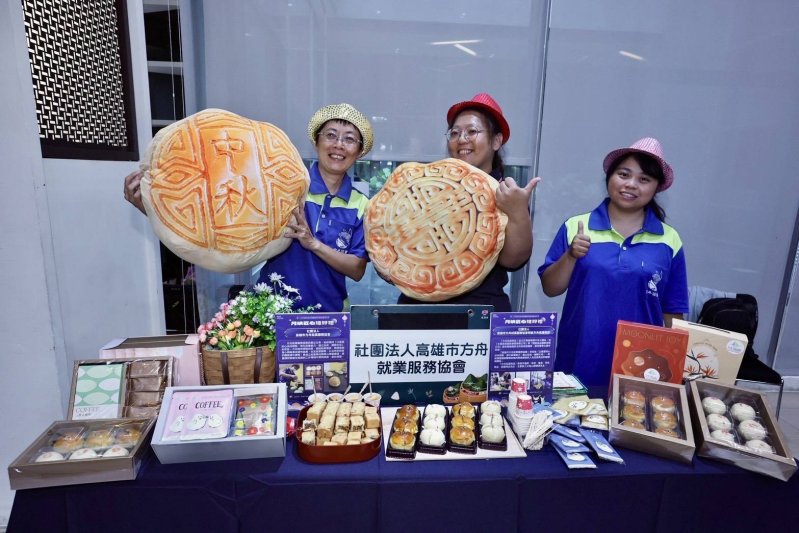 身障團體展示多款秋節禮品,熱情介紹產品特色,邀請民眾以實際行動支持身障團體。 身障團體展示多款秋節禮品,熱情介紹產品特色,邀請民眾以實際行動支持身障團體。