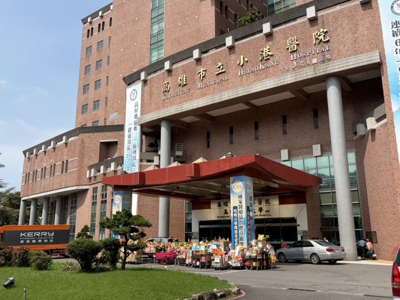 小港醫院 中元普渡醫療物推車當供桌相當有特色 圖/ 劉子安拍攝 小港醫院 中元普渡醫療物推車當供桌相當有特色 圖/ 劉子安拍攝