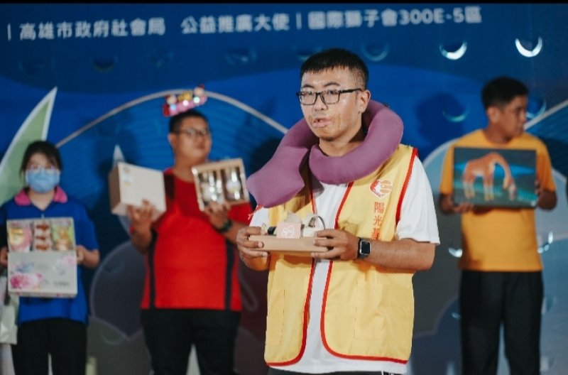 大炳投入陶藝超過20年,從學習拉坯到如今能指導其他學員,在陶藝中找到自己的專長與價值。 大炳投入陶藝超過20年,從學習拉坯到如今能指導其他學員,在陶藝中找到自己的專長與價值。