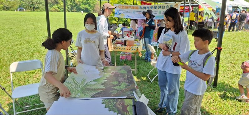 龍華國小學生在都會公園講故事 龍華國小學生在都會公園講故事