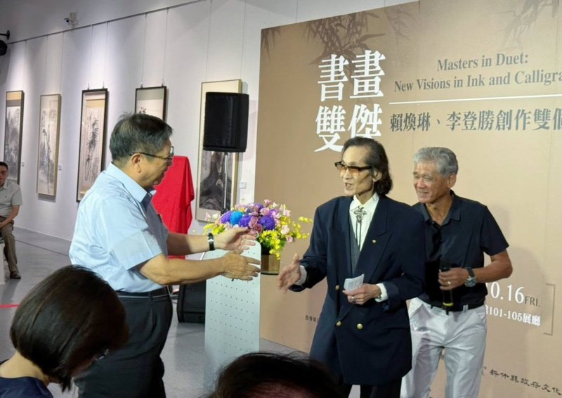 與李登勝書法作品相互映照的,是藝術家賴煥琳的水墨創作。 與李登勝書法作品相互映照的,是藝術家賴煥琳的水墨創作。