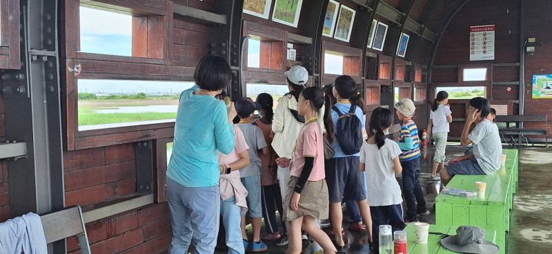 在賞鳥屋前觀察濕地鳥類-高雄市茄萣區觀光發展協會及台灣電力公司提供