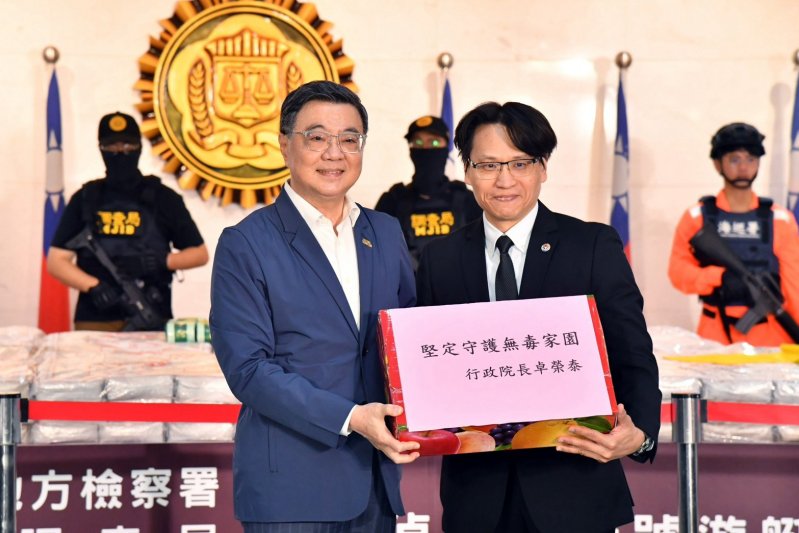 行政院長卓榮泰今(17)日前往高雄市出席法務部調查局南機站偵辦「帝詩號遊艇走私愷他命毒品案」記者會,肯定法務部調查局、高雄地方檢察署、海洋委員會海巡署及內政部警察署跨部會合作,並與美國在台協會及美國緝毒署攜手,共同偵破1,500公斤愷他命毒品走私案。行政院將持續貫徹「拒毒於境外、截毒於關口、緝毒於境內」的重要核心原則,並持續補充人力、加強裝備,共同提升打擊犯罪能力,為政府在防毒、拒毒、緝毒及戒毒等工作形成強而有力的防護體系。 卓院長指出,本案由法務部調查局南機站先掌握情資,並在臺灣高雄地方 行政院長卓榮泰今(17)日前往高雄市出席法務部調查局南機站偵辦「帝詩號遊艇走私愷他命毒品案」記者會,肯定法務部調查局、高雄地方檢察署、海洋委員會海巡署及內政部警察署跨部會合作,並與美國在台協會及美國緝毒署攜手,共同偵破1,500公斤愷他命毒品走私案。行政院將持續貫徹「拒毒於境外、截毒於關口、緝毒於境內」的重要核心原則,並持續補充人力、加強裝備,共同提升打擊犯罪能力,為政府在防毒、拒毒、緝毒及戒毒等工作形成強而有力的防護體系。 卓院長指出,本案由法務部調查局南機站先掌握情資,並在臺灣高雄地方