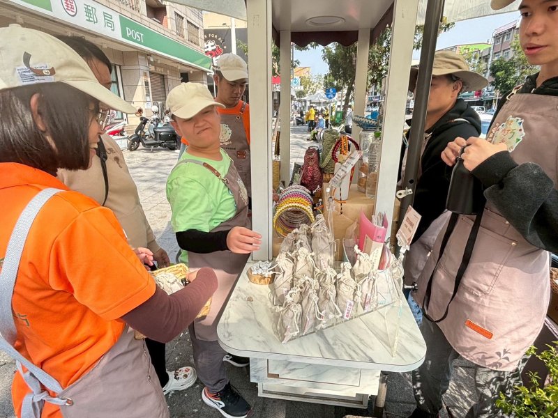 身障者參與服務單位設攤推廣產品活動,增進社會參與機會 身障者參與服務單位設攤推廣產品活動,增進社會參與機會