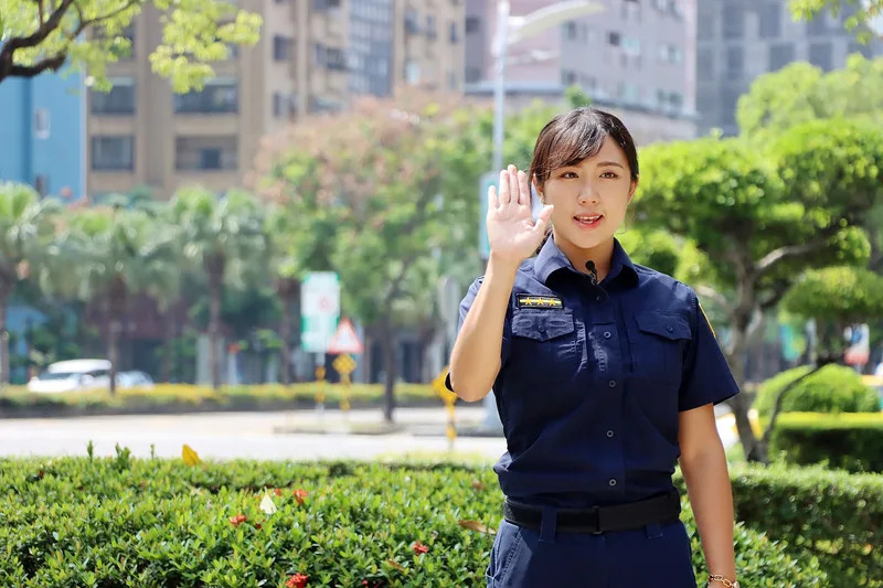 網紅警蔡玉貝性感影片掀辯論 片尾曲「想更自由自在」
