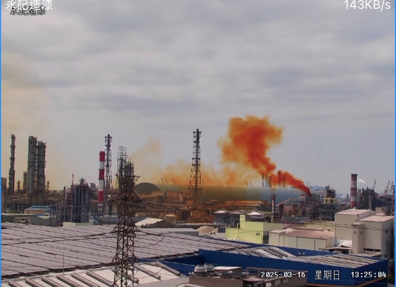 高雄臨海工業區石化廠管道排放黃煙 高市環保局火速到場稽查開罰