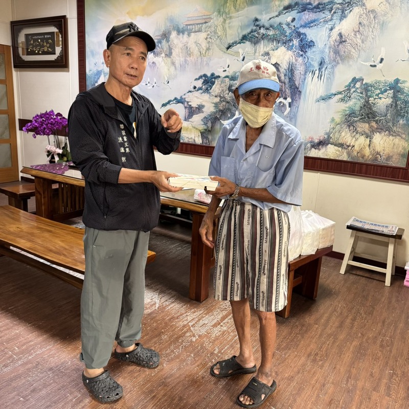 林園區里長聯誼會主席洪進財長期關懷里內弱勢里民