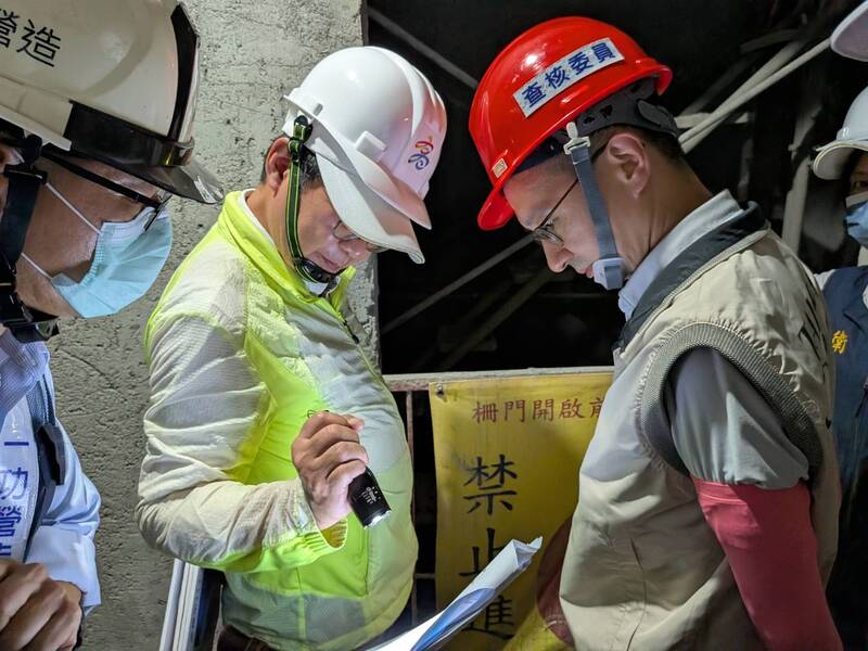疾管署代署長羅一鈞視察高雄中央社宅工地  府防疫團隊現場查獲水桶積水開單處罰